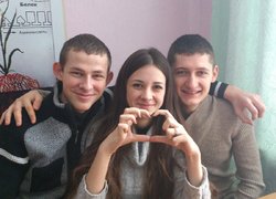«Обійми цінні, вони – монетки скарбнички сенсу життя»