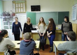 Школярі ЗОШ № 1 разом з представниками кафедри маркетингу УНУС приєдналися до загальноміської акції «Поділися теплом із солдатом»