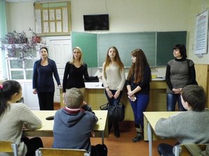 Школярі ЗОШ № 1 разом з представниками кафедри маркетингу УНУС приєдналися до загальноміської акції «Поділися теплом із солдатом»