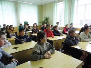 Школярі ЗОШ № 1 разом з представниками кафедри маркетингу УНУС приєдналися до загальноміської акції «Поділися теплом із солдатом»