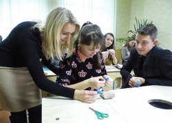 Школярі ЗОШ № 1 разом з представниками кафедри маркетингу УНУС приєдналися до загальноміської акції «Поділися теплом із солдатом»