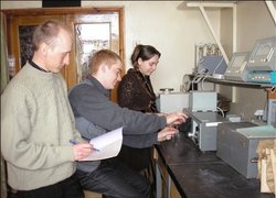 Аспіранти Роман Васянін, Петро Головатий і Людмила Слободяник в фізичній лабораторії кафедри плодівництва і виноградарства