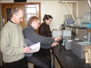 Аспіранти Роман Васянін, Петро Головатий і Людмила Слободяник в фізичній лабораторії кафедри плодівництва і виноградарства
