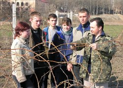 Доцент В.В.Манзій веде практичне заняття з обрізування винограду