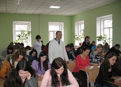 Учасники олімпіади під час виконання творчого завдання