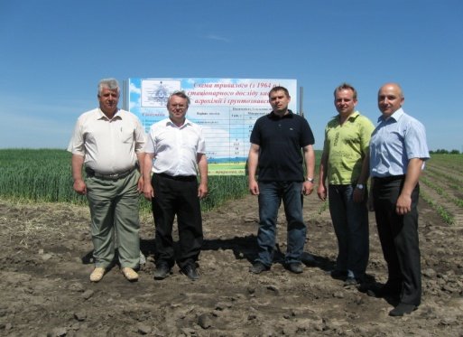 Науковці кафедри агрохімії і ґрунтознавства в польових умовах стаціонарного досліду