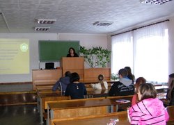 Член журі, доцент Крочак О.І. пояснює учасникам умови  проведення І етапу Всеукраїнської студентської олімпіади  зі спеціальності „Облік і аудит”