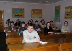 Студенти 4-го та 5-го курсу  факультету економіки і підприємництва уважно слухають настанови доцента Крочак О.І.