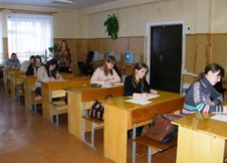 Член журі, доцент Шайко О.Г. контролює виконання практичних завдань  учасниками І етапу Всеукраїнської студентської олімпіади зі спеціальності „Облік і аудит”