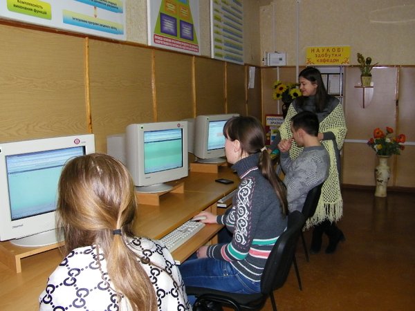 Виконання тестового контролю учасниками І етапу Всеукраїнської студентської олімпіади зі спеціальності „Облік і аудит” проходить під пильною увагою доцента Панкратової Л.А.