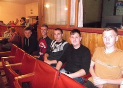 Похід в театр на виставу «За двома зайцями»