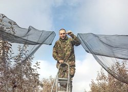 АСПIРАНТ ЮРIЙ МЕЛЬНИК ПОКАЗУЄ ПОРЯДОК РОБОТИ