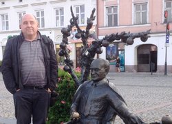 Коло памятника видатному вченому-садівнику професору Пеньонжку у столиці польського наукового садівництва м. Скерневіце
