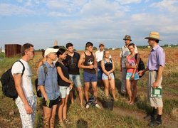 Настанови учасникам конкурсу окулірувальників ім. О. С. Андрієнка  надають доценти Володимир Майборода (перший праворуч) і Роман Буцик (третій праворуч