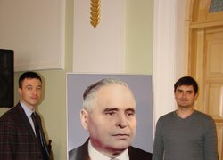 Доценти УНУС Олександр Пушка та Андрій Войтік біля портрета професора Петра Василенка.