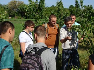 Захисники рослин на практичному занятті в саду