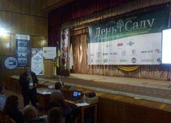 Роман Яковенко (Уманський НУС) під час доповіді  про особливості ґрунтового й позакореневого удобрення яблуні