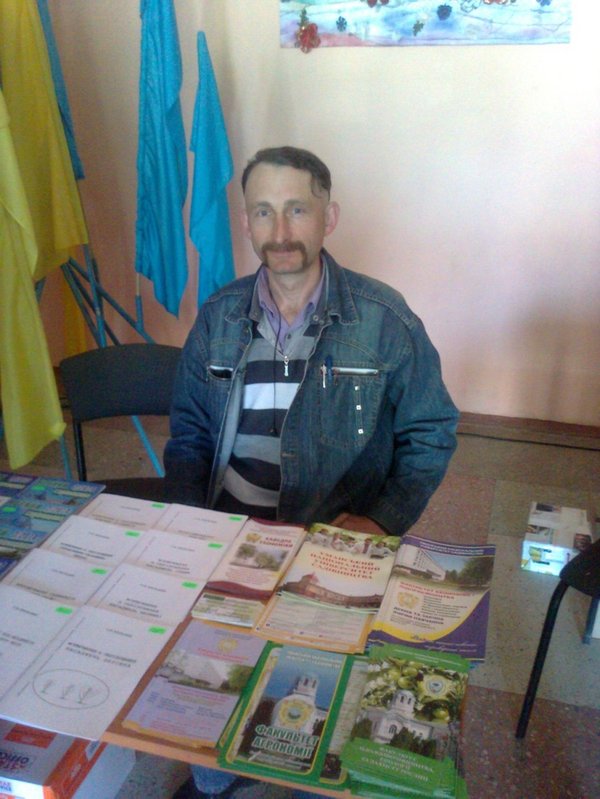 Володимир Майборода за презентаційним столиком Уманського НУС  й науково-практичного журналу "Новини Садівництва"( http://nowsad.com)