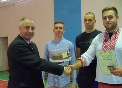 І.І. Мостов’як вручає грамоту команді  факультету«Уманські козаки»