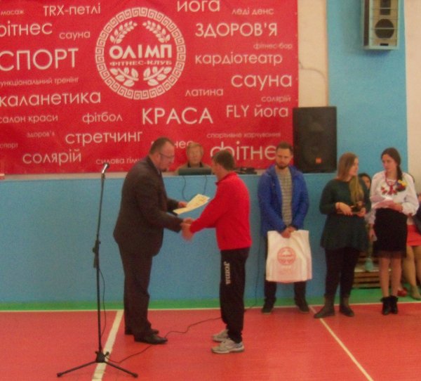 Декан факультету С.П. Полторецький поздоровляє    учасників