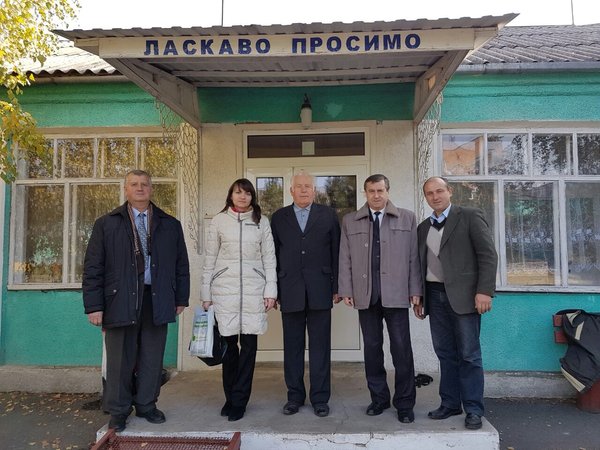 Зліва направо: доцент М.В. Шемякін, ст. викладач Л.В. Михайлишина, методист з профорієнтації Гайворонського МНВК І.Л. Мудрий, доцент В.П. Кирилюк, директор Гайворонського МНВК С.І. Іщук