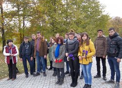 Покладання квітів до меморіального комплексу на честь воїнів  Другої світової війни