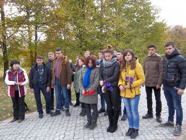 Покладання квітів до меморіального комплексу на честь воїнів  Другої світової війни
