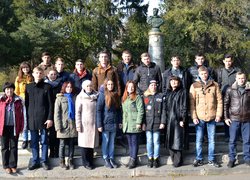 Біля пам’ятника генерала І. Д. Черняховського