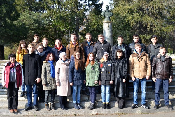 Біля пам’ятника генерала І. Д. Черняховського