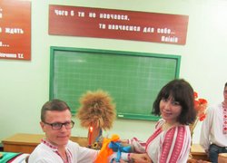 Ти, Ігорку, не ховайсь,   ліву руку підставляй!  Будемо колоду чіпляти!