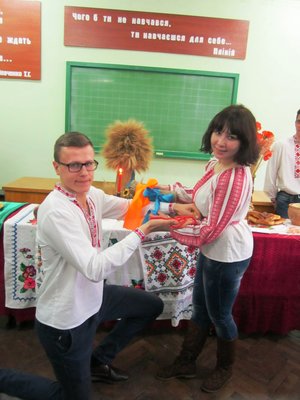 Ти, Ігорку, не ховайсь,   ліву руку підставляй!  Будемо колоду чіпляти!