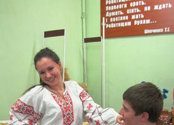 Дівчата, а чим наші парубки відкупилися?    Наш  Богданчик  – намистом з коралів!