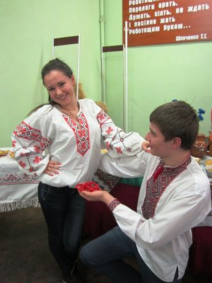 Дівчата, а чим наші парубки відкупилися?    Наш  Богданчик  – намистом з коралів!