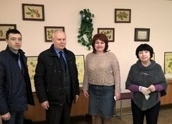 Із деканом інженерно-технологічного факультету Олександром Пушкою, директором Наукової бібліотеки УНУС Світланою Нижник та провідним бібліотекарем Наталією Михайловою (зліва–направо)