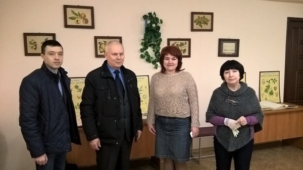 Із деканом інженерно-технологічного факультету Олександром Пушкою, директором Наукової бібліотеки УНУС Світланою Нижник та провідним бібліотекарем Наталією Михайловою (зліва–направо)