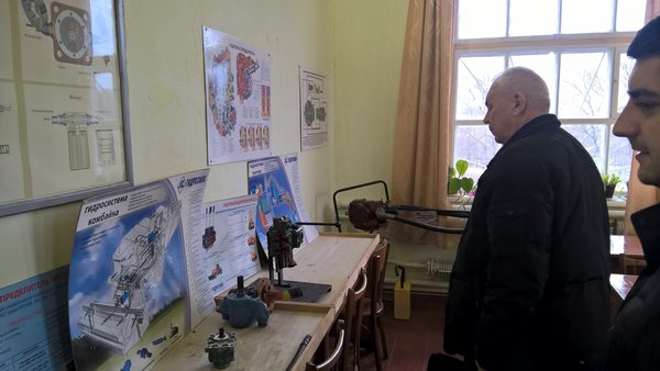 У навчальній лабораторії з гідроприводу
