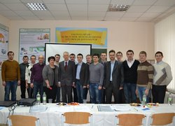 Студенти та члени екзаменаційної комісії після успішного захисту