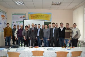 Студенти та члени екзаменаційної комісії після успішного захисту