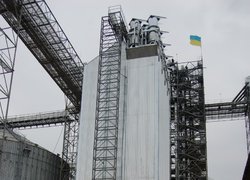 Висота зерносушарки становить близько 30 метрів