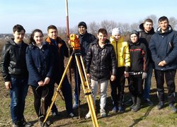 Студенти, які брали участь у розбивці площі під сади