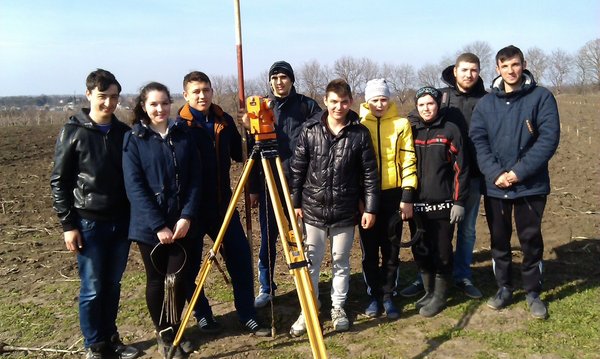 Студенти, які брали участь у розбивці площі під сади
