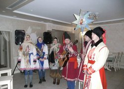 Щедрик, щедрик, щедрівочка, прилетіла ластівочка….
