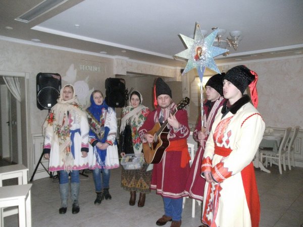 Щедрик, щедрик, щедрівочка, прилетіла ластівочка….