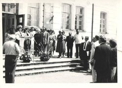 Урочиста зустріч випускників короваєм