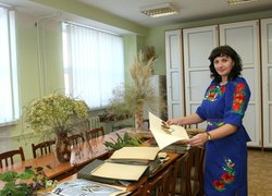 Куратор Наукового гербарію УНУС к. с.-г. н., доцент Тетяна Мамчур за роботою у фондах гербарію