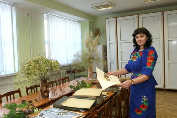 Куратор Наукового гербарію УНУС к. с.-г. н., доцент Тетяна Мамчур за роботою у фондах гербарію