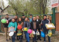 Солодощі, іграшки, ліки та інші необхідні речі для дітей