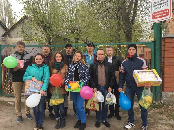 Солодощі, іграшки, ліки та інші необхідні речі для дітей