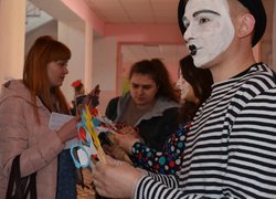 Гумор — це рятівне коло на хвилях життя.