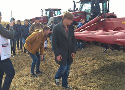 Студенти оглядають техніку